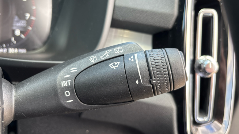 Volvo Xc40 2.0 T4 Momentum 5dr AWD Geartronic Petrol Estate